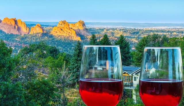 Beautiful Month-to-Month 4BR Executive Rental w/Amazing Views of Garden of Gods