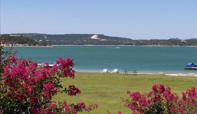 Beautiful Montina Beach on Lake Travis - Walk to the Water!