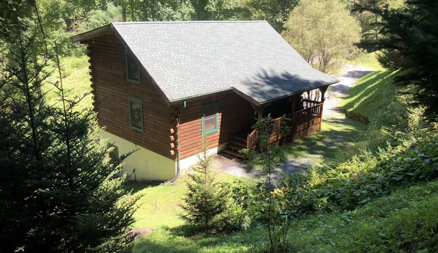Beautiful Moody Log Cabin/Mountain Chalet in Blue Ridge Mountains & Hot Tub