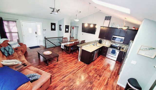 Beautiful Mountain Views Nearn Hiking & Biking Trails + Foosball Table