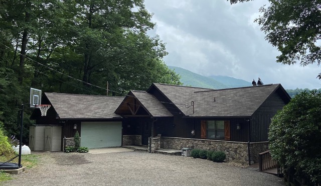 Beautiful Mount Mitchell Home - Stunning views, decks & hot tub & endless hikes