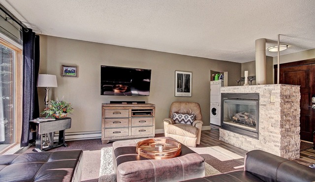 Beautiful Mountain Condo 1 Minute to Lift, Hot Tub AN210