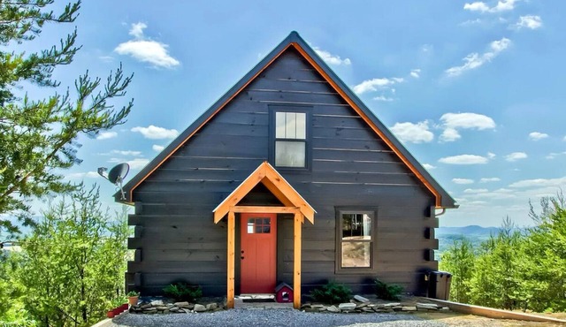 Beautiful mountain top cabin with the best 180º view in Tellico Plains!