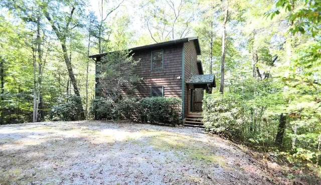 Beautiful Mountain Cabin, 2 bdrm, 2 bath + loft, cozy fireplace!