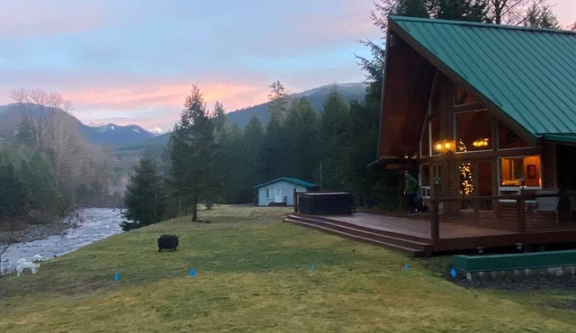 Beautiful mountain cabin by river - 2.9 miles from town