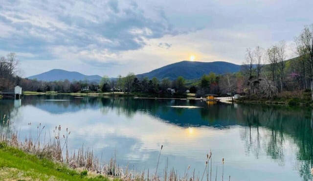 Beautiful Mountain Getaway 5Bd, Wineries, Breweries, Golk, Hiking, New Arcade!