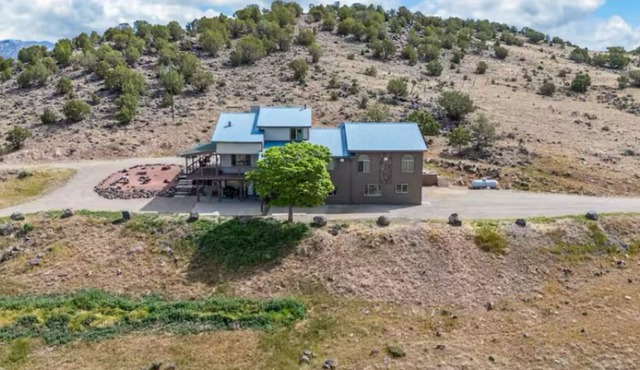 Beautiful Mountain Getaway with Stunning Views and minutes from ski resort