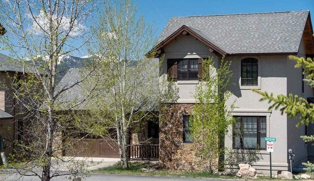 Beautiful Mountain Home-Great Views-Hot Tub-Free Resort Shuttle-Toddler Friendly