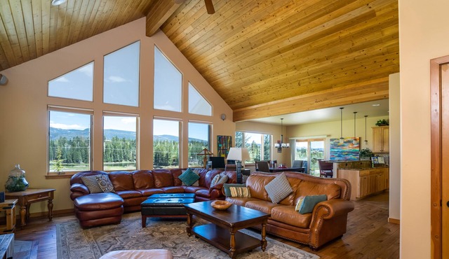 Beautiful Mountain Home, 2 Miles to Ski Resort, Hot Tub, and Dog Friendly.