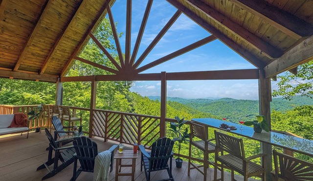 Beautiful Mountain Home: 6BR/4BA Hot Tub+Game Room+Golf+Views