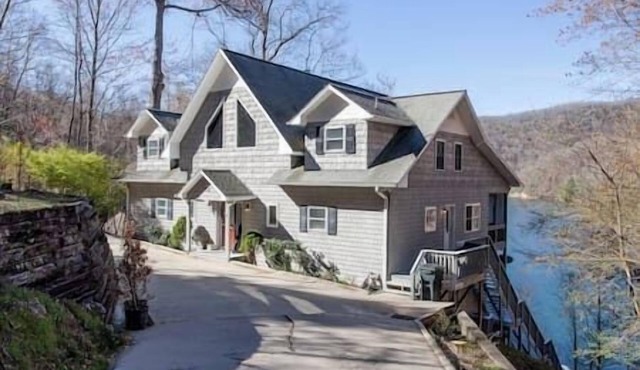 Beautiful Mountain Lakefront Home Lake Nantahala, North Carolina, USA