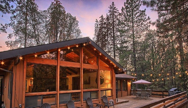 Beautiful Mountain Lodge with Hot Tub - Experience the Best of Yosemite