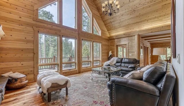 Beautiful mountain log home located near world famous hiking, skiing and golfing
