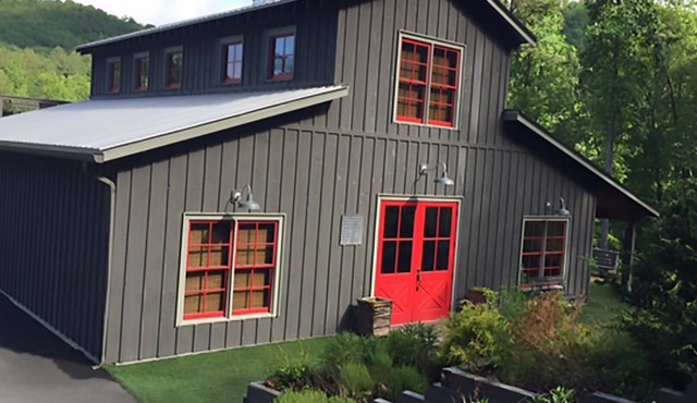 Beautiful Mountain Retreat Farm, Hot Tub, Pool, Hiking, Golf Carts Available