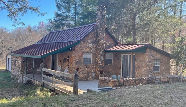 Beautiful mountain rock cabin with 47 acres of private walking trails to enjoy