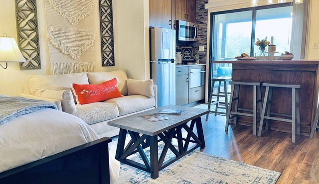Beautiful Mountain Studio @ Rumbling Bald Resort🌟Views🌟Pools🌟Golf🌟Dining🌟