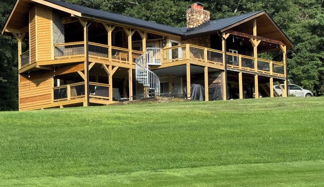 Beautiful Mountain Getaway - Best Deck in the Mountains.