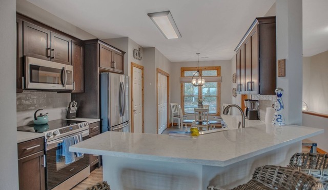 Beautiful Mountain Views-Comfortable and Stylish Home- by Sunscape Property Management