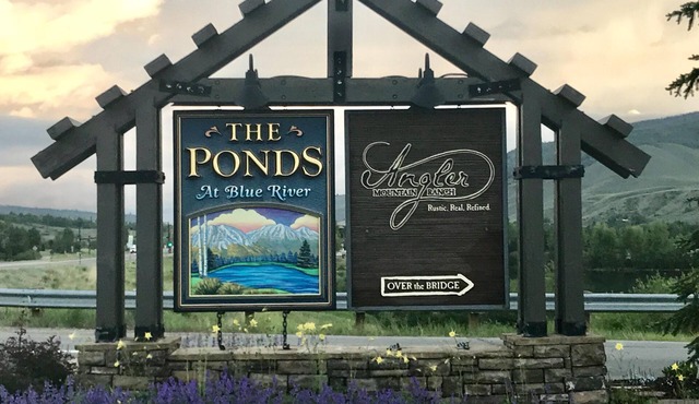 Beautiful Mountain Views - Luxury Riverside Townhome - Private Hot Tub - WIFI
