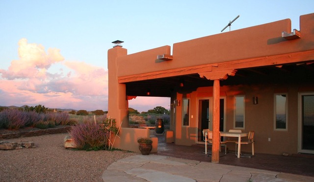 Beautiful mountain views, tranquil retreat in Santa Fe