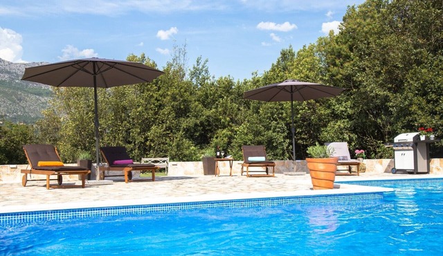 Beautiful mountain views, private swimming pool, and a 30 km drive to Dubrovnik!