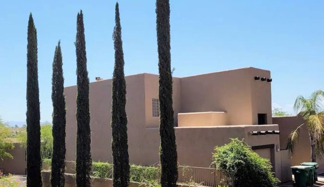 Beautiful Mountain Views and a spacious relaxing home in NW Tucson.