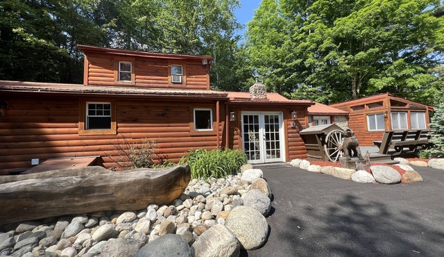 Beautiful Mountainside Log Home