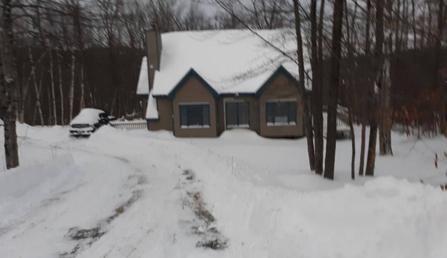 Beautiful Mt area with beautiful scenic views; 6 miles to Mount Snow Ski Resort.