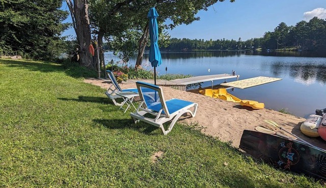 Beautiful Muskoka cottage with sandy beach, campfire and hotub!