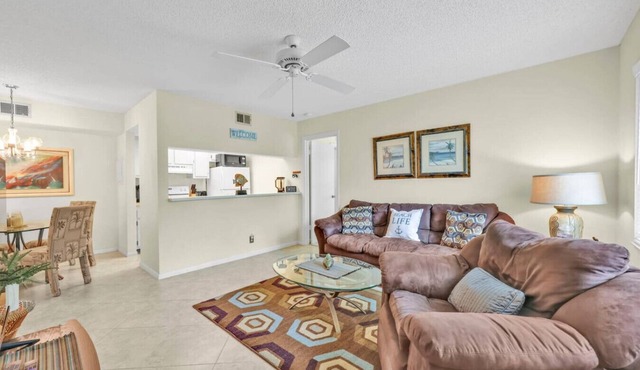 Beautiful Naples Condo 2/2, 55+ community!