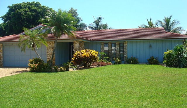 Beautiful Naples home, walk to private beach!