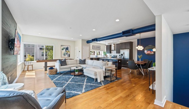 Beautiful Natural Light 3 bedroom Townhome- Walk to Parks, Bars and Restaurants!