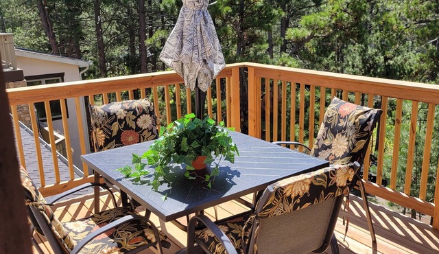 Beautiful nature filled peaceful w/HotTub 1 bedroom private above garage suite