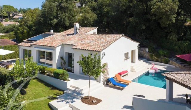 Beautiful Neo-provencal Villa with Swimming Pool in an island of greenery