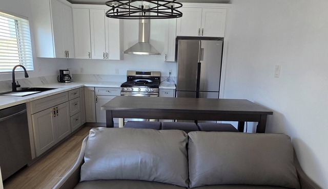 Beautiful, new 1 bdr/1ba in charming Altadena. Walk or jog to the Rose Bowl.