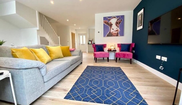 Beautiful NEW 3 bedroom house - garden & parking