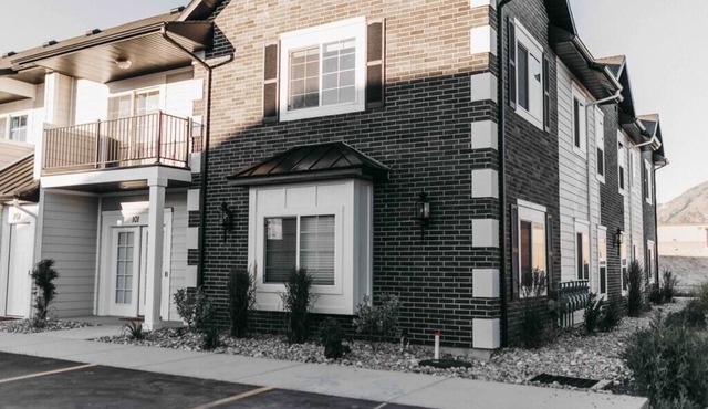 Beautiful New 3 BR 2BA Townhome, No stairs!