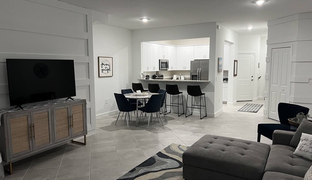 Beautiful New 3BR/3BA in FM! Ask me about Snowbirds Special!