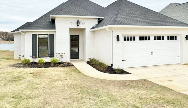 Beautiful, New 4BR lake home located between Starkville and Columbus off Hwy 82