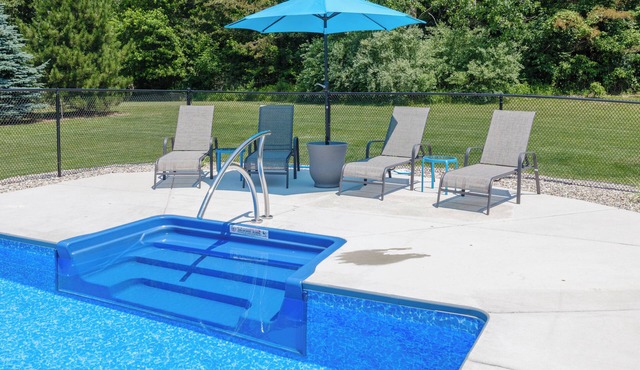 Beautiful new 6 bedroom with heated pool, fire pit and private setting