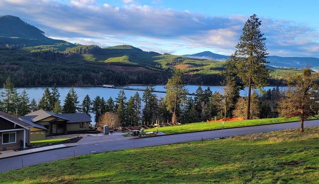 Beautiful new apartment overlooking Dexter Lake. A peaceful place to relax.
