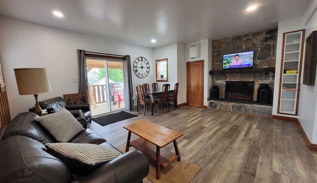 Beautiful, new cottage with stunning views. Prime location in Port Loring