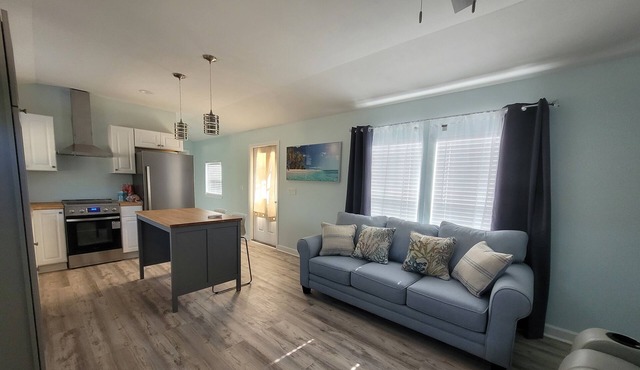 Beautiful NEW Cottage! Firepit-Sleeps 4