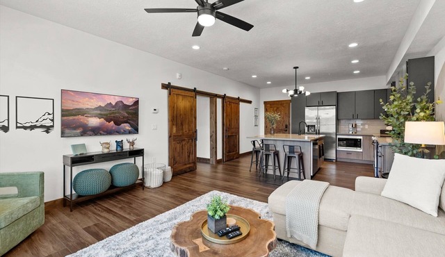 Beautiful New Downtown Columbia Falls Condo near Glacier National Park!