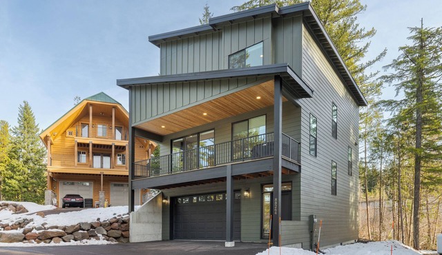 Beautiful new home, walk to village of Government Camp, Hot Tub,Fireplace