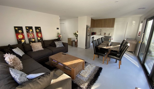 Beautiful New Holiday Place 5 Mins To Beach With Gym, Kitchen And Office Nook