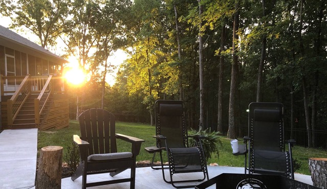 Beautiful new home at Kentucky Lake with community pool! Close to Murray State!