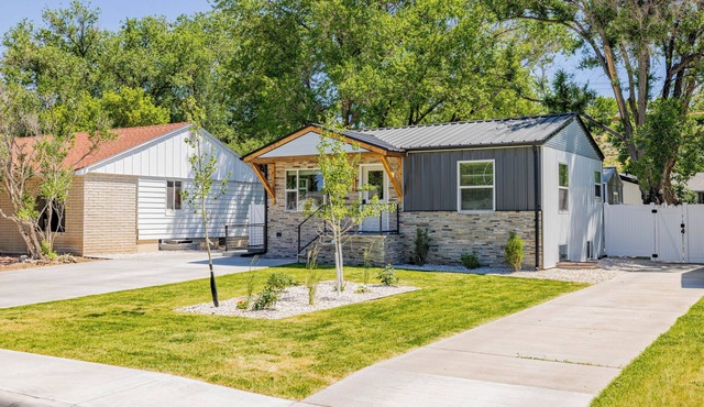 Beautiful NEW home close to downtown Cody! Sleeps up to 8.