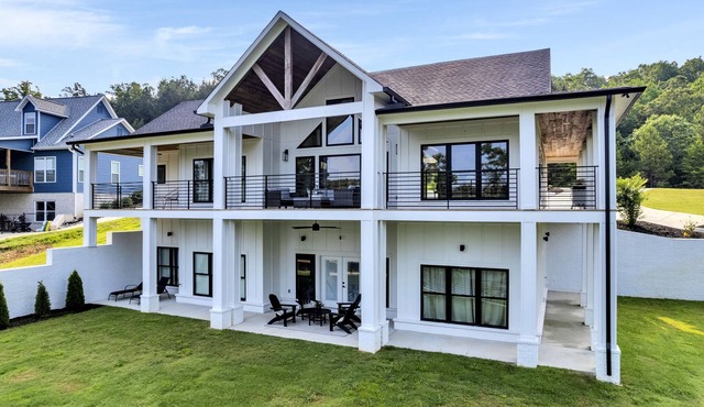 ~Beautiful New Home~Gorgeous Lake View~Sleeps 14~Private Dock~