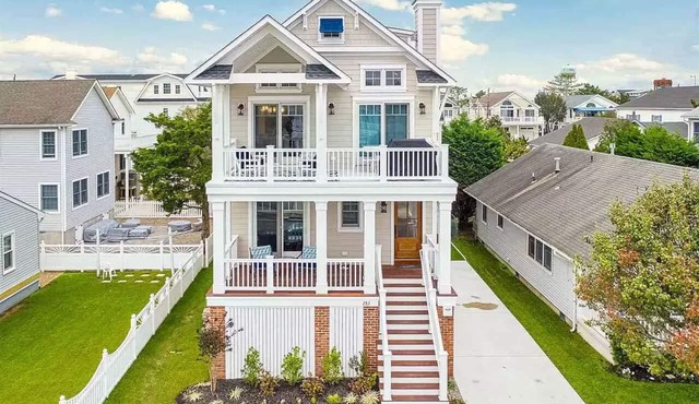 Beautiful new home, professionally decorated with pool close to town and beach